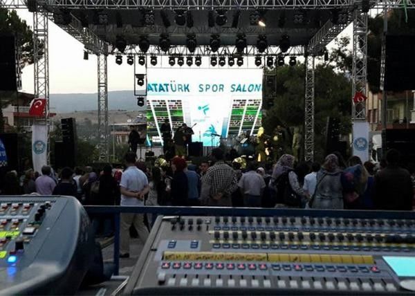 Dış Su Geçirmez Sahne LED Ekran 500 * 500mm Dolap Boyutu Kolay Kurulum